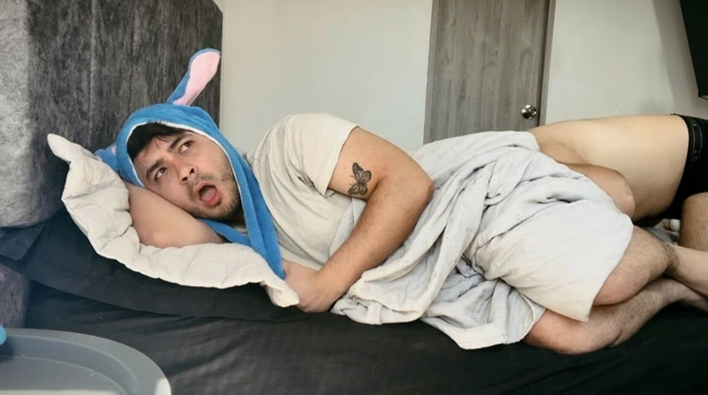 Üvey oğlumu karımla karıştırıyorum ve yanlışlıkla onu bütün gece sert seks yaparken sikiyorum