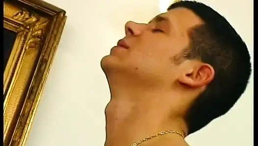 Seksi çoraplı çarpıcı esmer yarak emiyor ve sikiliyor