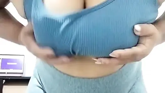 Seksi Filipinli orta yaşlı seksi kadın, zumba dans ediyor ve büyük göğüslerini azdırıyor