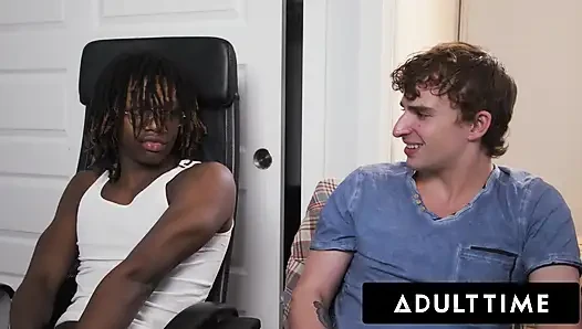 ADULT TIME - oyuncu Ryan Jacobs ve oda arkadaşı Jade Desire omuz masajsını mastürbasyon seansına dönüştürüyor