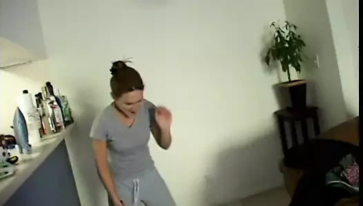 Erkeklerini tatmin etmek için mümkün olan her şeyi yapmaya hazır ve istekli muhteşem genç fahişeler