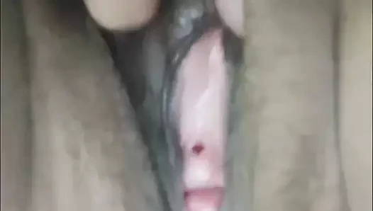 Yaramaz olmayı ve kırmızı saten çarşaflarımda kıllı amcığıma dokunmayı seviyorum