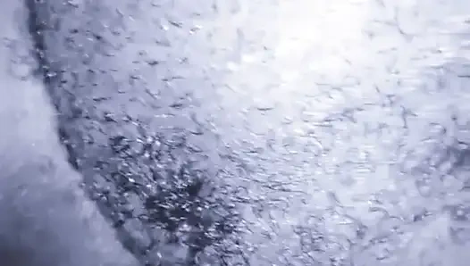 Göğüsleri büyük ve işaret ediyor