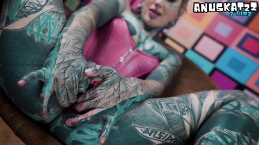 Pembe korse anal sürtük çelik oyuncak derin sikişiyor ve sihirli değnek fışkırtarak orgazm oluyor