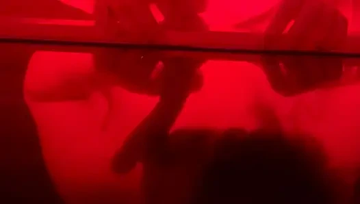 İri güzel kadın dildoyla gırtlağına kadar alıyor