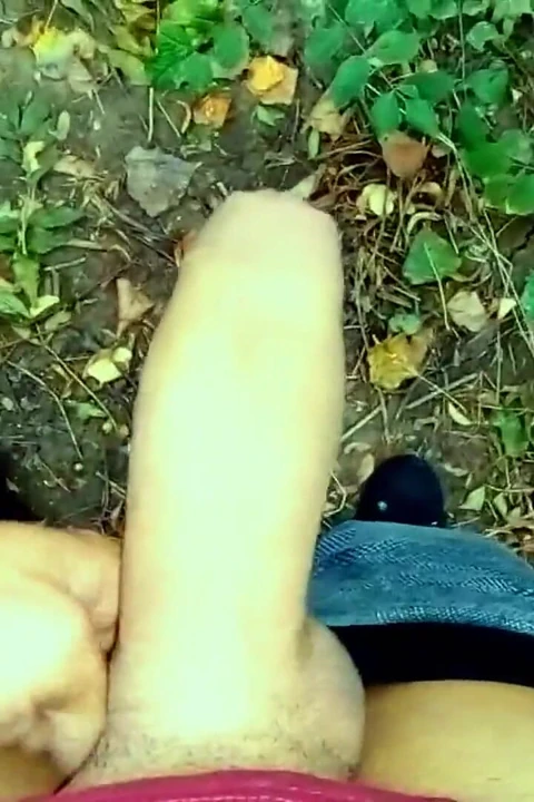 Twink kirli kullanılmış spor ayakkabılarına işiyor ve boşalıyor 1