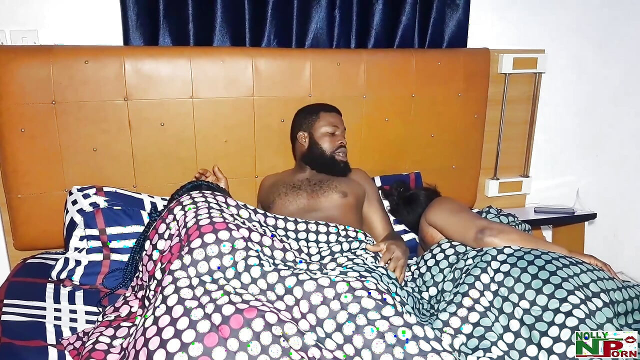 Uyandı ve bizi aynı yatakta sikişirken yakaladı