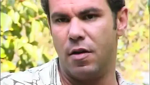 Güzel genç sarışın lezbiyenler dışarıda birbirlerinin ıslak amlarını emmeyi seviyor