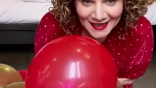Merce balonlarla mastürbasyon yapıyor, çok azgın, amına bak