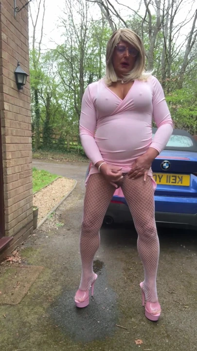 Pembe elbiseli ve beyaz file külotlu çoraplı seksi travesti kellycd2022 | Klip 2