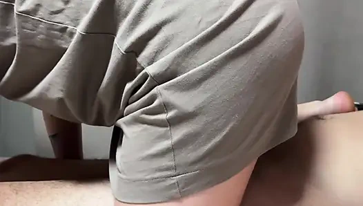 Kasılmaları olan hamile evli kadın dayanamadı ve kasılmalar sırasında kocasını sert sağdı