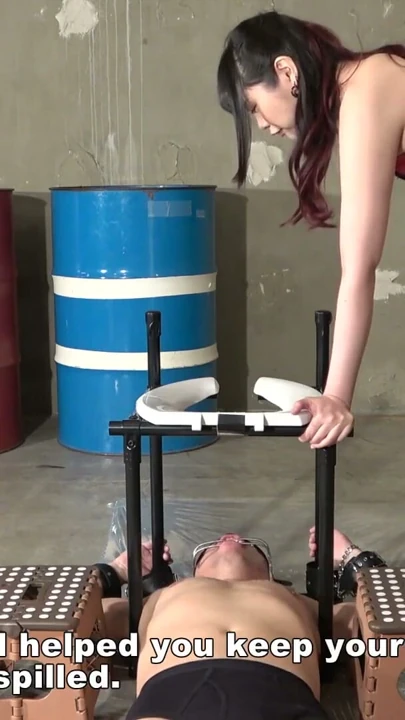Japon dominatrix Akane kölesini insan sandalye gibi kullanıyor | Bölüm 1