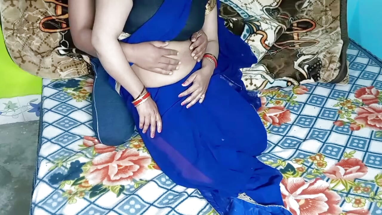 Hintli kadın mavi renkli sari seksi görünüyor.