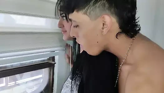 Tatlı üvey kız kardeşim tüm sütümü yutuyor