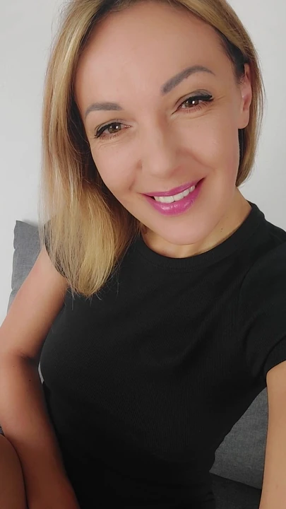 Милфа с бритой киской