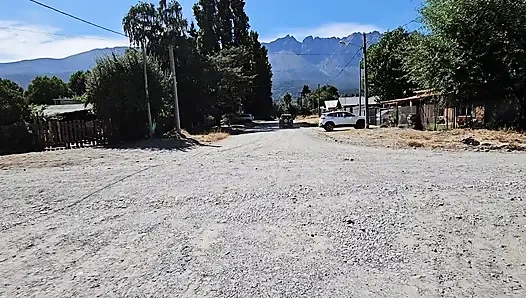 Yol boyunca eski bir arkadaşımla tanışıyorum ve onu sikişmeye davet ediyorum