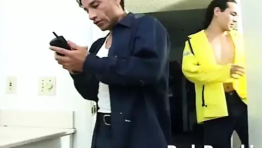 Çaresiz adam arabasını tamir etmek için tamirciyi sikiyor