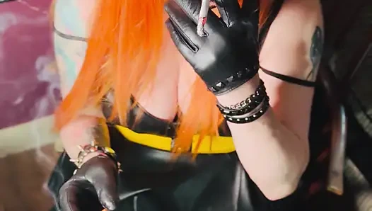 Kızıl saçlı Tina Snua deri elbise ve eldiven giyerek aynı anda 2 sigara içiyor