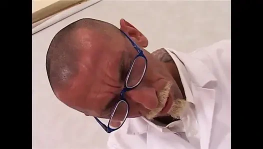 Orta yaşlı seksi kadın dildo ile amcık kontrolü