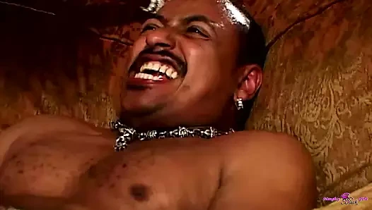 Şanslı zenci kız vahşi bir seks yaptıktan sonra güzel yüzünü ateşli dölle kaplıyor