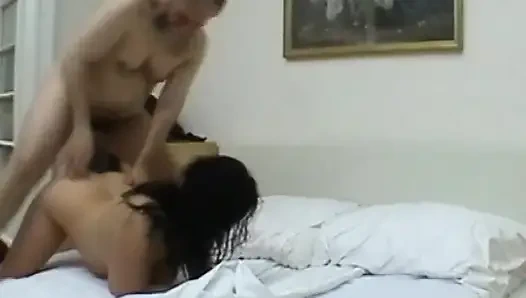 Yaşlı ve genç amcık yarakla sikişiyor