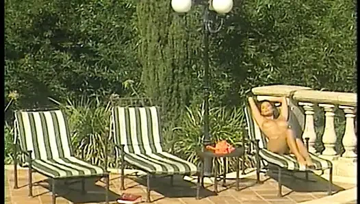 Güzel memeli seksi sürtük limuzinin arkasında sikiliyor