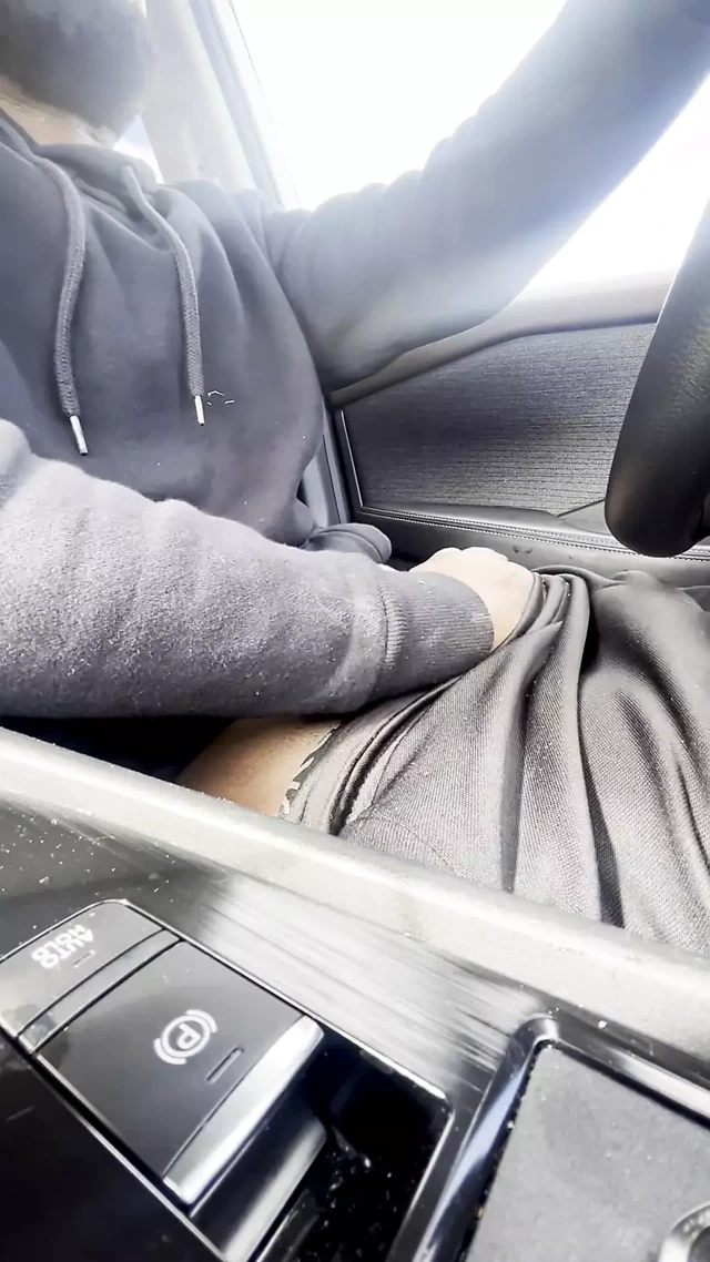 Trafikte araba kullanan büyük götlü yarağı okşuyor