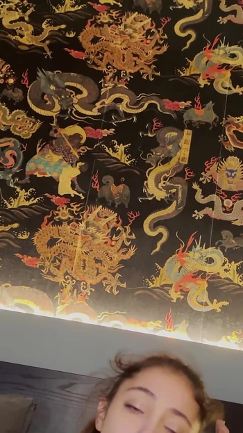 Симпатичной Eva Generosi поклоняются ее ступням и вознаграждает его маслянистой ногами