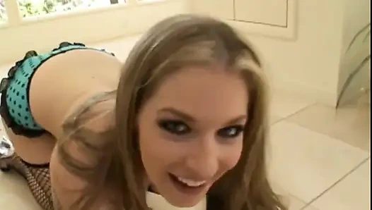 Büyük memeli sarışın sürtük için ırklararası üçlü grup seks