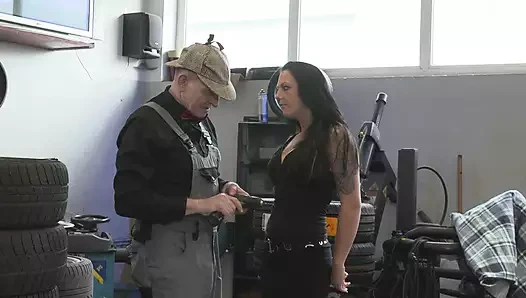 Atölye yeni lastikler: seksi esmer oral seks yapmayı seviyor