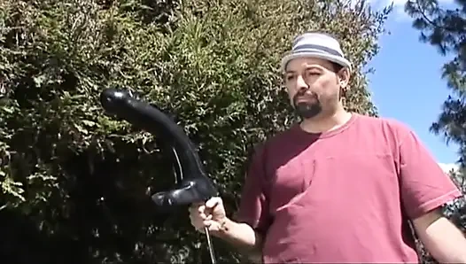 Açık havada bir sürtük için büyük sert siyah dildo