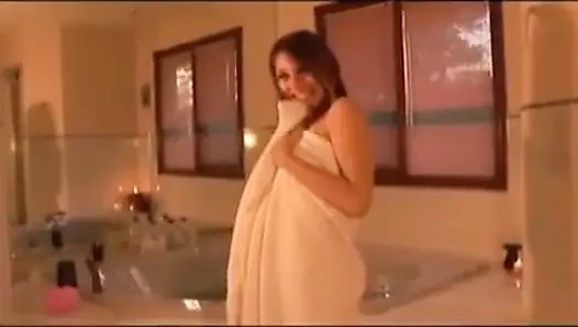 Banyoda boşalmayı seven sevimli bir Fransız bebek
