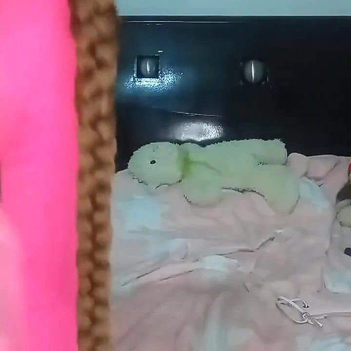 Büyük bir seks oyuncağını küçük klitorisime sokuyorum
