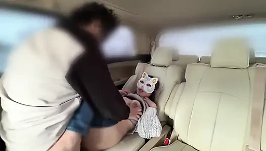 İşe gitmeden önce ikisi arasında araba seks ilişkisi oluyor