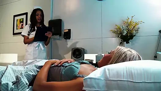 Anna lovato hastanede hemşire Yurizan Beltran'a amını yalatıyor