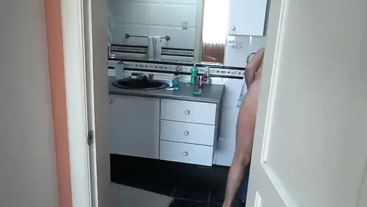 Arkadaşımı memnun ediyorum ve üvey oğlunu beni izlemeye ve mastürbasyon yapmaya davet ediyorum