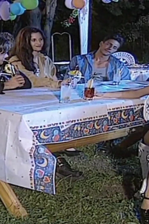 Üç muhteşem model dört azgın adam tarafından sikiliyor.