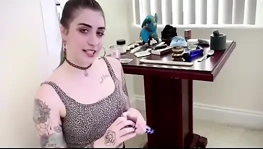 Küçük üvey erkek kardeşime büyü yapıyor