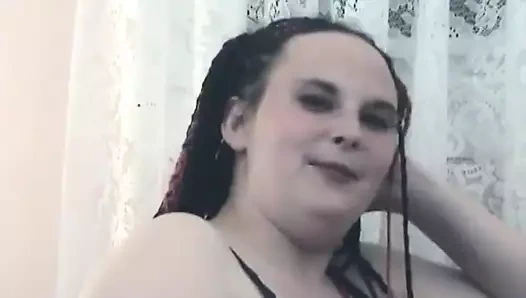 İri göğüslü dövmeli iri güzel kadın yarağa biniyor ve sonra boşalıyor