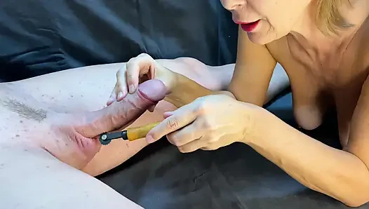 Domina büyük döl fışkırtana kadar büyük yarakla oynuyor