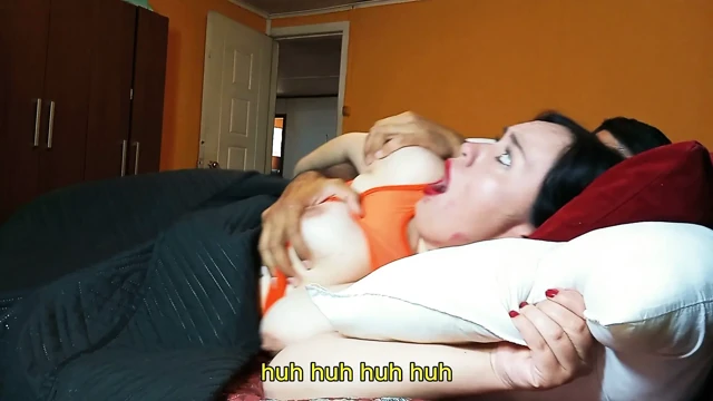 Üvey annemi siktim, beni kocası sandı ama sonra yarağımın daha büyük olduğunu fark etti.