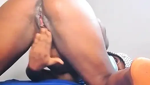 18 Yaşındaki Kız Pembe Sıkı Amcığını Mastürbasyon Yaparak Kendi Kendine Siktiriyor