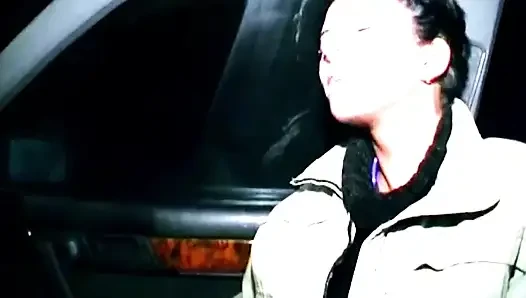 Esmer kadın karanlık arabada kendini parmaklıyor