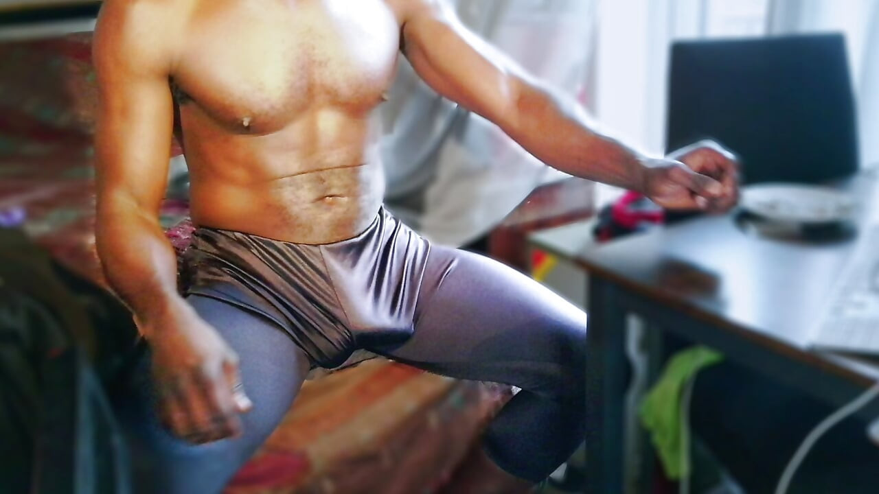 Bu Lycra benim üzerimde oldukça sıkı ve Boiz, her şeyi ortaya çıkarıyor. Beni sokaklarda böyle gördüğünü hayal et.