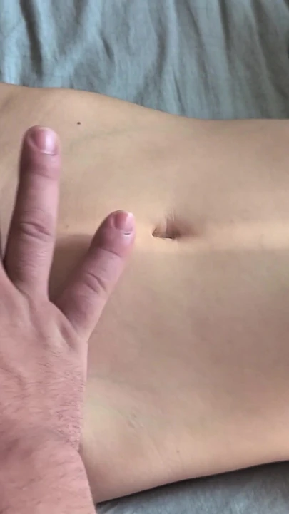 Seksi tayt giymiş üvey erkek kardeşimin bakire amcığımın konturlarını takip etmesine izin verdim | Klip 1