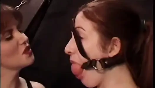 Bağlı reprobate hatuna edepsiz bir ders veriliyor