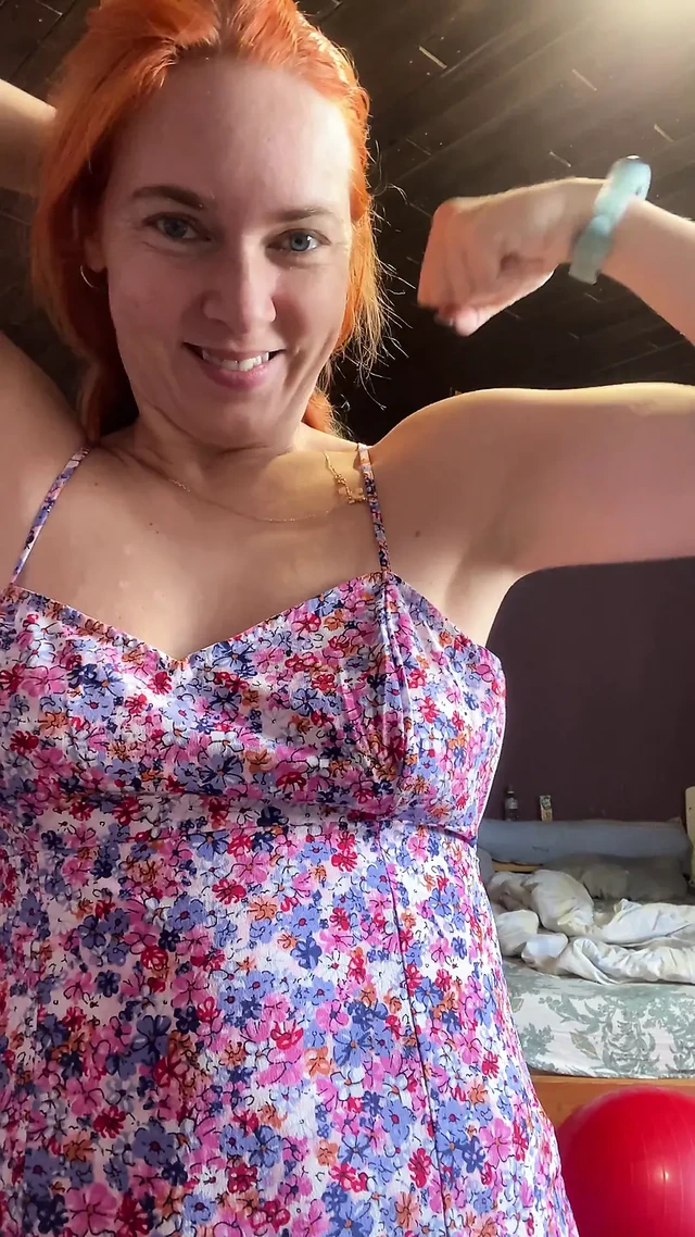 Рыжая женщина в хорошеньком платье показывает свои мышцы и сиськи, как она сильна и как она может бокс топлесс