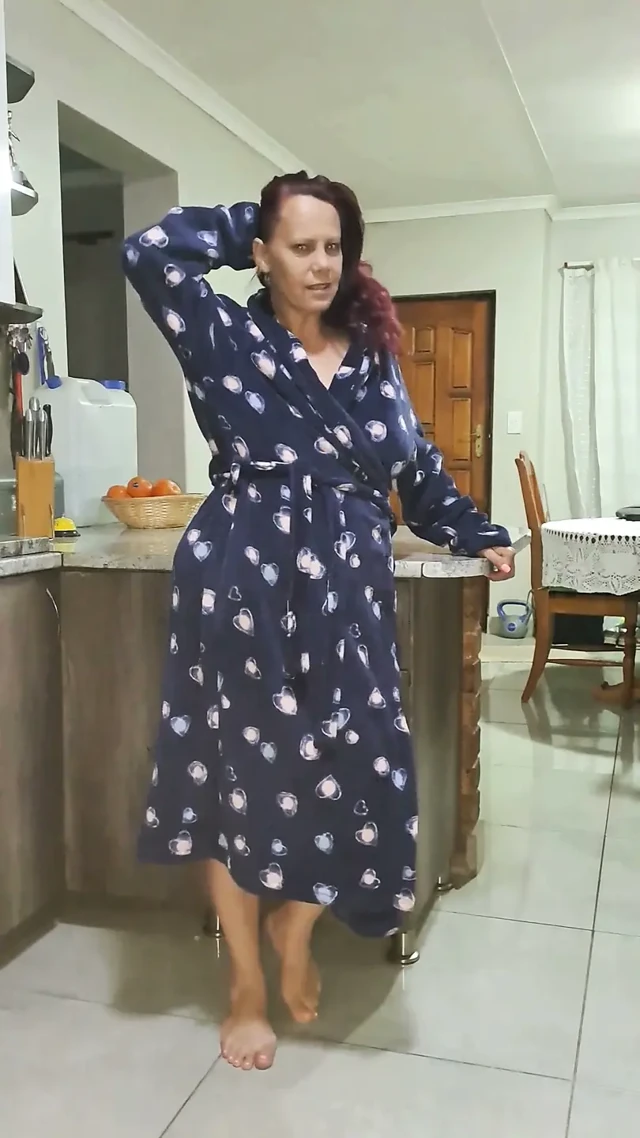 Amatör büyük memeli orta yaşlı seksi kadın mutfakta bakış açısı