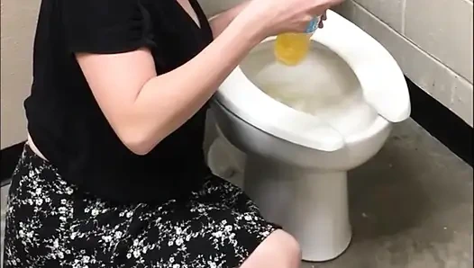 Güzel hatun işiyor ve ateşli götünü gösteriyor