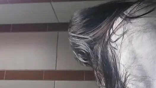 Orta yaşlı seksi kadın yerel barda banyoda sikiliyor